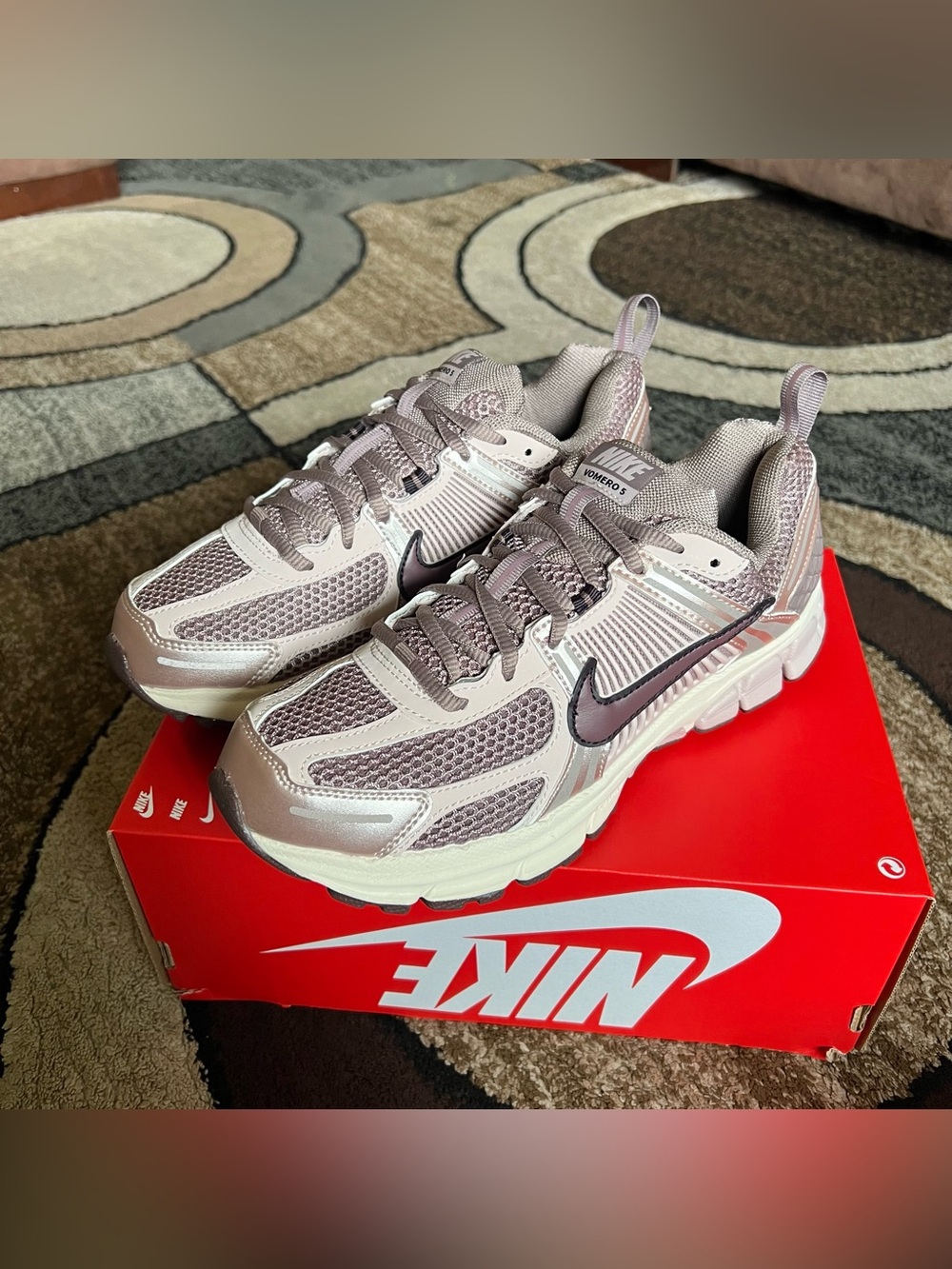 Big Girl Nike Kids' Zoom Vomero 5 sneakers Size 7Y
(Women’s 8)